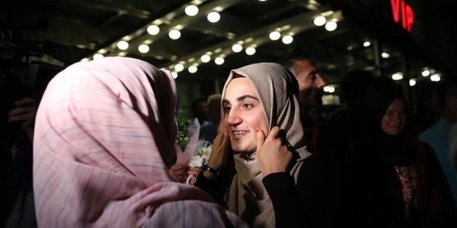 Ebru Özkan Türkiye'ye döndü