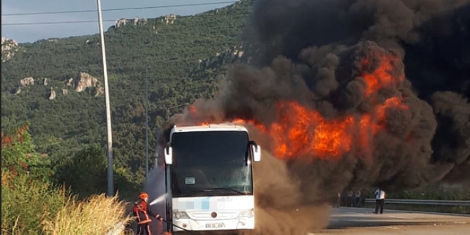 Yolcu otobüsü alev alev yandı