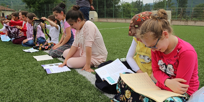 Öğrenciler hem eğleniyor hem Kur'an öğreniyor