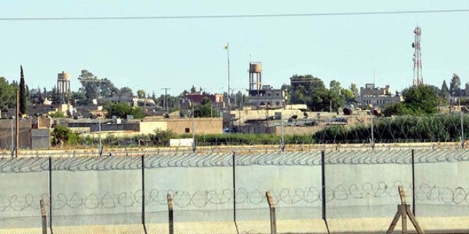 Terör örgütü Telabyad'ta sözde bayrağını indirip flamasını astı