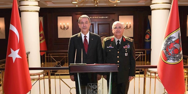 Bakan Akar, Orgeneral Güler'i ziyaret etti