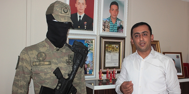 Şehit kardeşinin anılarını özel odada koruyor