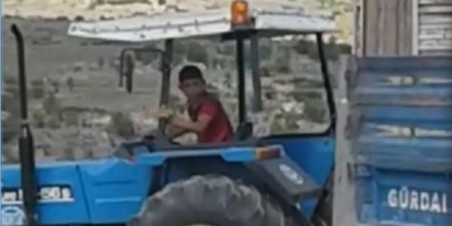 Traktör kullanan çocuk yürekleri ağza getirdi