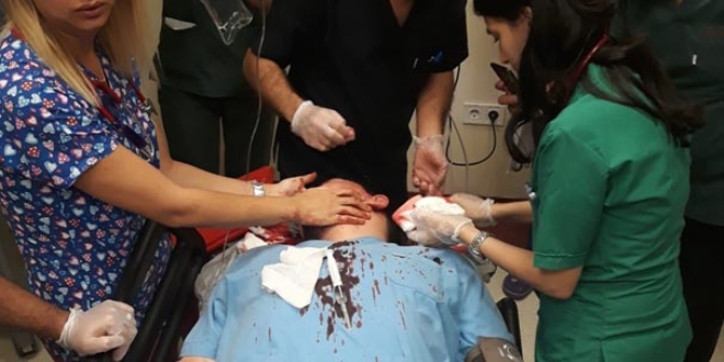 Doktorun başında parke taşı parçaladılar