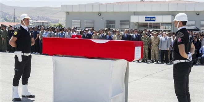 Van'da şehit olan özel harekatçı son yolculuğuna uğurlandı