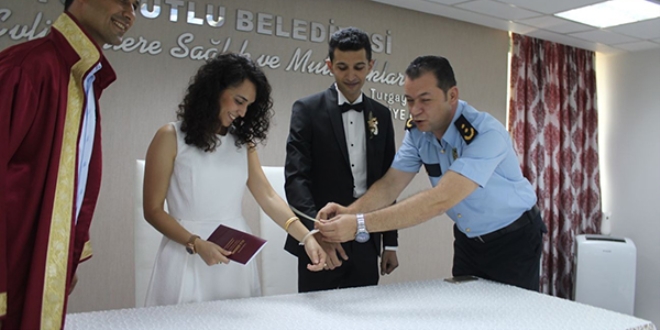 Polis memuruna nikah masasında kelepçe