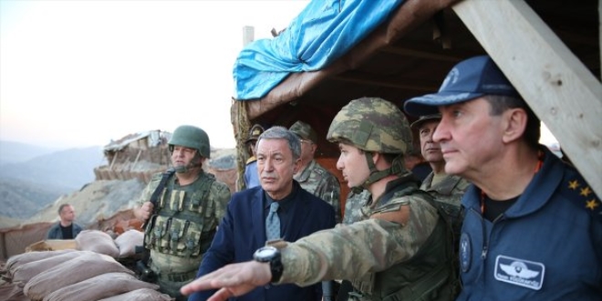 Bakan Akar, ekibi toplayıp üs bölgesine gitti