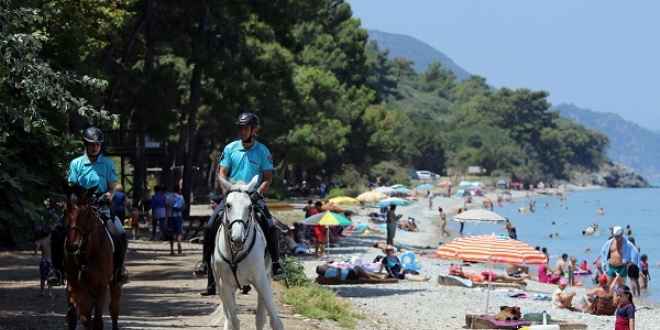 Kuşadası'da sahiller atlı jandarma timine emanet