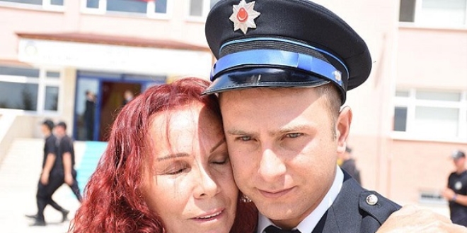 Şehit babasının izinden gidip polis oldu