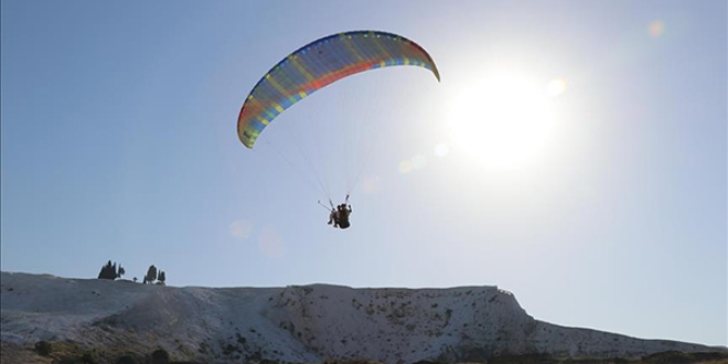 Pamukkale'yi havadan görmek için tatillerini uzatıyorlar