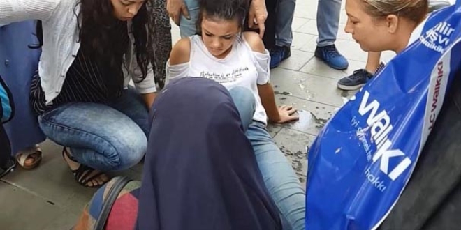 Yolda yürürken ayağına bıçak saplandı