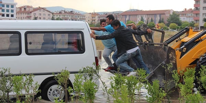 Suda mahsur kalan minibüse ilginç kurtarma
