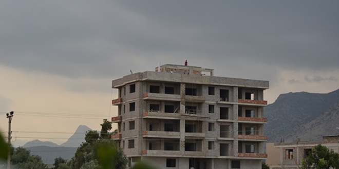 İnşaat halindeki binada çocukların tehlikeli oyunu