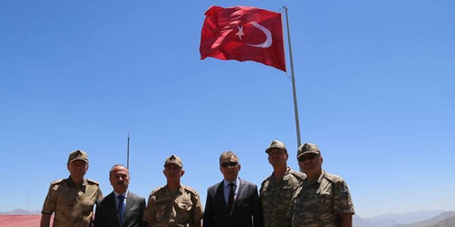Hakkari'de dev Türk bayrağı göndere çekildi