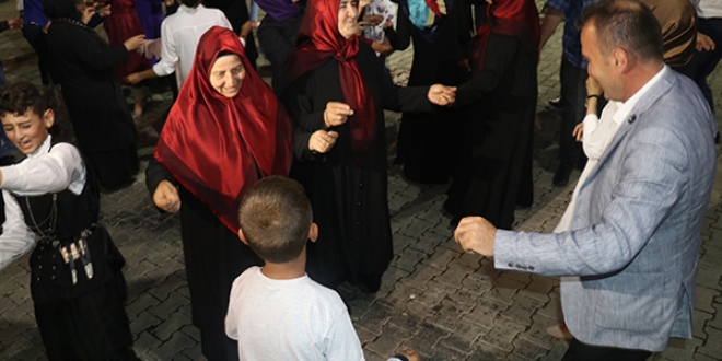 Yıllar sonra gelen düğün jestiyle sevindiler