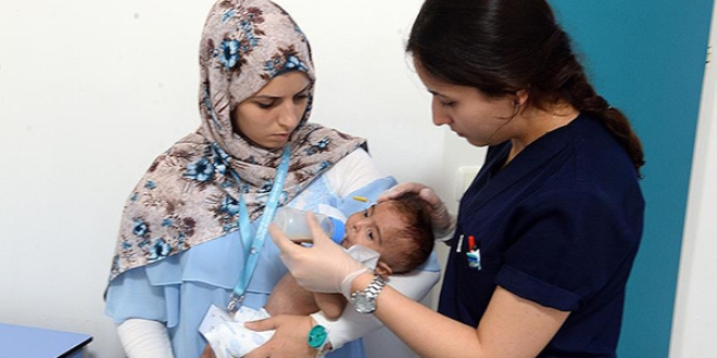 Hasta bebeğe hemşire ve doktorlar sahip çıktı