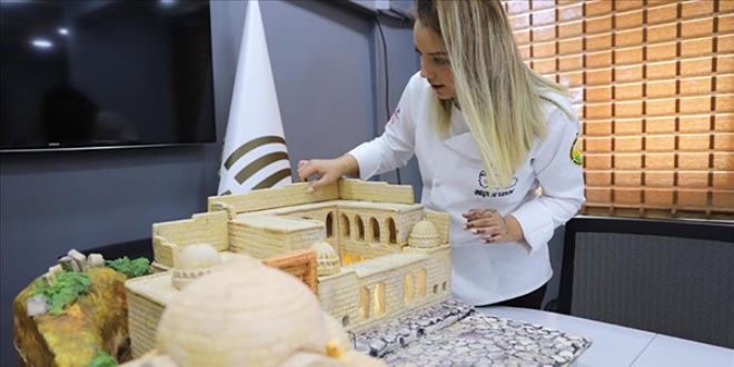 Şeker hamurundan tarihi mekanın pastasını yaptı