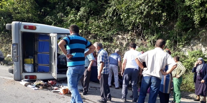 Bartın'da minibüs devrildi: 8 yaralı
