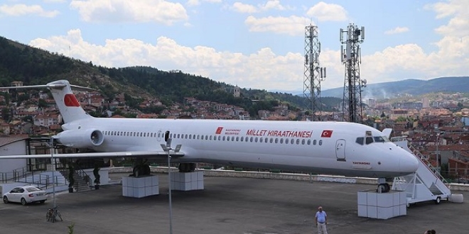 Kastamonu'da eski uçak 'millet kıraathanesi' oldu