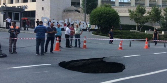 Dolmabahçe'de yol çöktü