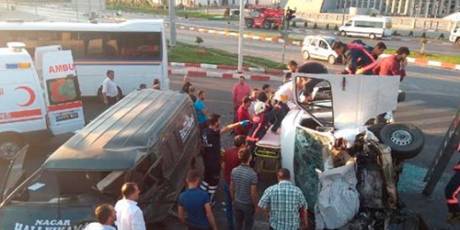 Malatya'da 2 minibüs çarpıştı: 12 yaralı