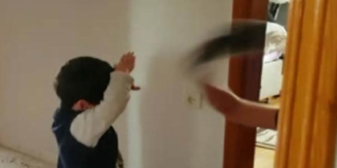 3 yaşındaki çocuğu terlikle döven bakıcı serbest