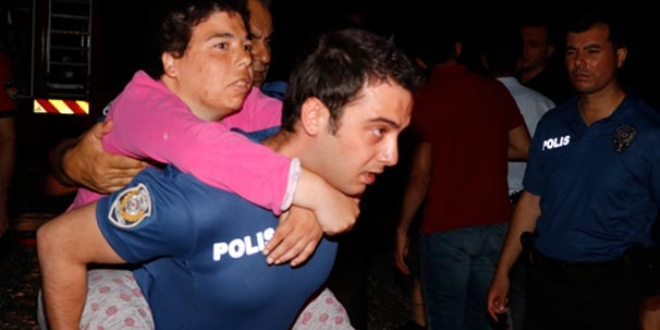 Polisler engellileri sırtında ambulansa taşıdı