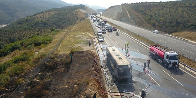 Otoyolda otobüs alev alev yandı