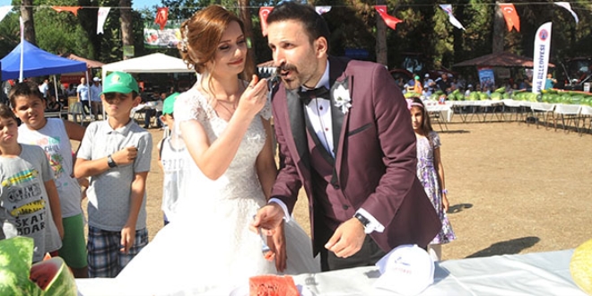 Öğretmen gelin-damat pasta yerine karpuz kesti