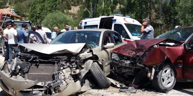 Burdur'da 2 otomobil kafa kafaya çarpıştı