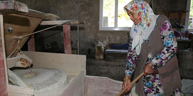 'Değirmenci nine' teknolojiye meydan okuyor