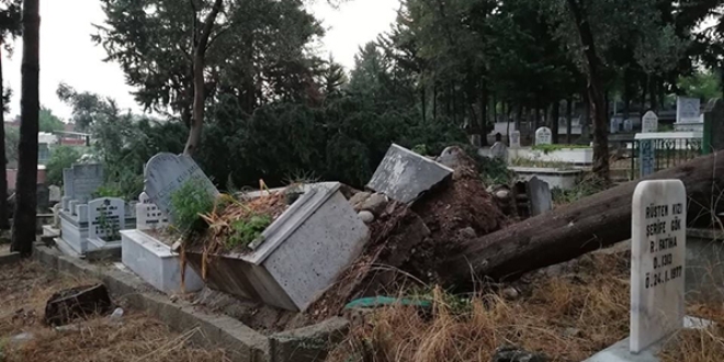 Kadirli'de yağmur ve fırtına hayatı felç etti