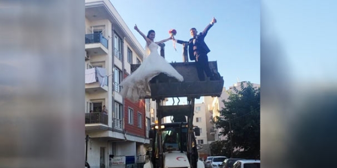 Kepçenin üstünde gelin ve damat gören vatandaşlar şaşkına döndü