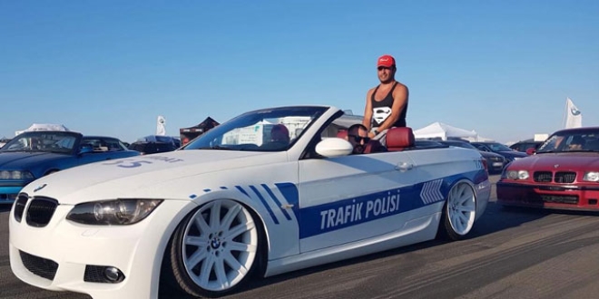 Aracını polis otosu gibi giydirdi! Gören şaştı kaldı