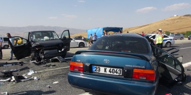Elazığ'da trafik kazası: 1 ölü, 8 yaralı