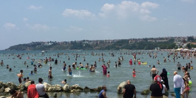 İstanbul'da sıcak havadan bunalanlar denize akın etti
