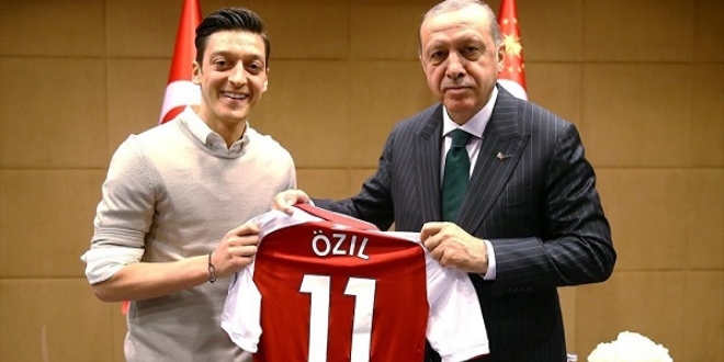 Bakan Gül'den Mesut Özil mesajı