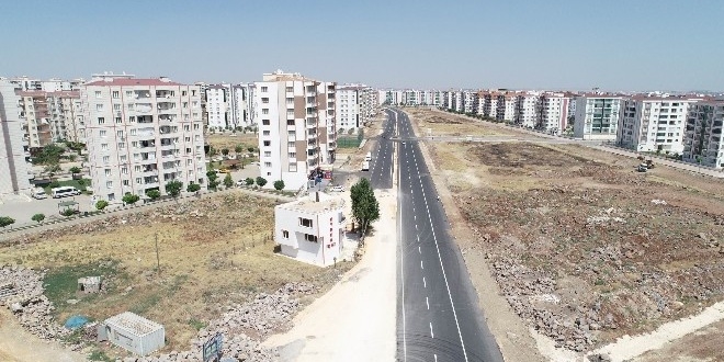 Vatandaş inat etti, ev yolun ortasında kaldı