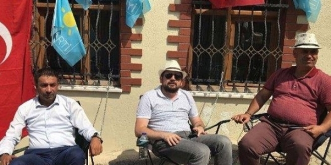 Akşener'in evine kendilerini zincirlediler