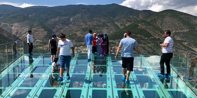 240 metredeki cam seyir terası korkutuyor