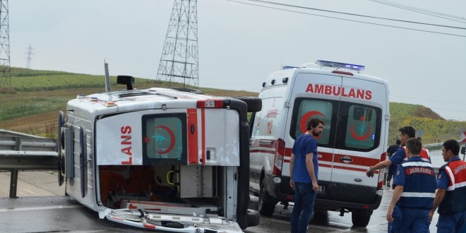 Krklareli'nde hasta tayan ambulans devrildi: 4 yaral