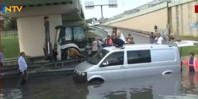 stanbul'da iddetli yamur. Metro seferleri yaplamyor