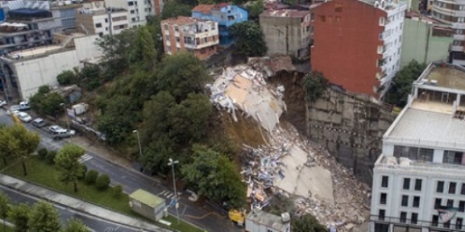 Beyoğlu'da çöken binanın yanındaki 7 bina daha mühürlendi