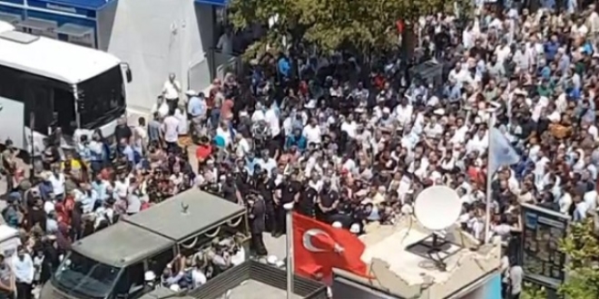 Şehit törenindeki Türk bayrağı görüntüsü sosyal medyada ilgi odağı oldu
