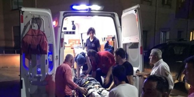Kocası araçta sıkışınca gözyaşlarına boğuldu