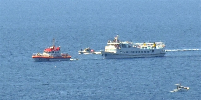 Arızalanan Yunan feribotunu Bodrum Limanı'na çekildi