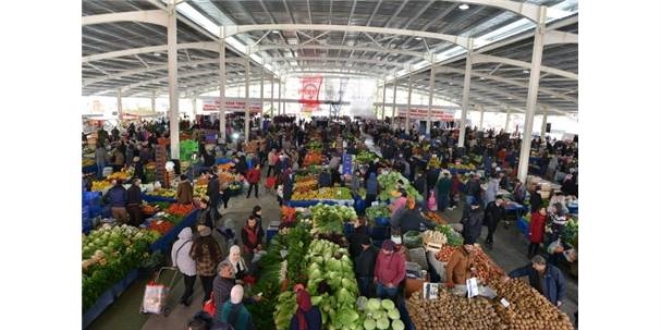 Semt pazarının duasını zabıta memuru yaptırıyor