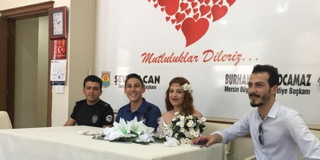 Polis damat, nişanlısını nikaha kelepçeyle getirdi