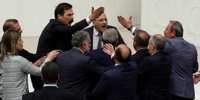 AK Parti'den Ahmet Şık'a 100 bin liralık dava