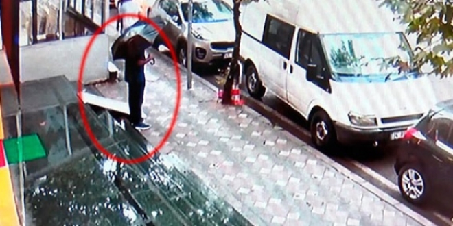 Dükkanın önündeki engelli rampasını çaldı